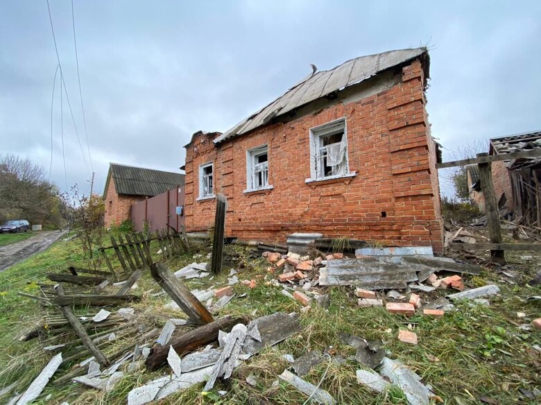 Унаслідок ранкового обстрілу Хотінської громади Сумщини пошкоджено 5 приватних будинків, бібліотеку, амбулаторію, аргопідприємство 06