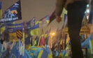 На Майдані молодик намагався спалити прапорці