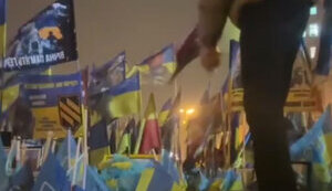 Молодик намагався підпалити прапорці на Майдані в Києві: його розшукує поліція. ВIДЕО