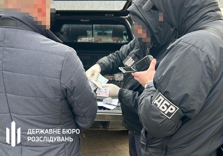 Затримано посадовців за організацію схеми хабарів на видачі посвідчень мисливців