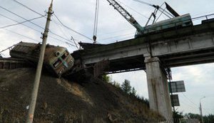 На Донбассе столкнулись поезда Ахметова и Новинского. ФОТО