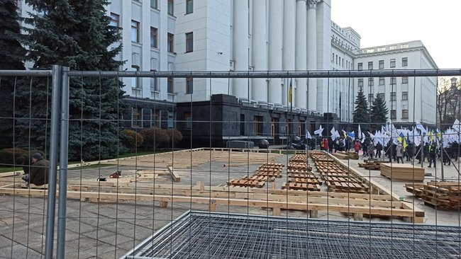 Под Офисом Президента монтируют каток 07