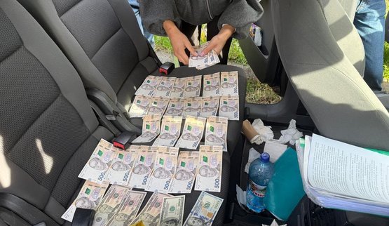 На Київщині поліцейські викрили дві корупційні схеми: серед фігурантів директор комунального підприємства. ФОТОрепортаж