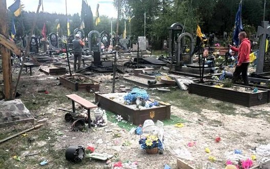 Росіяни вдарили по кладовищу на Чернігівщині, є постраждала. ФОТОрепортаж