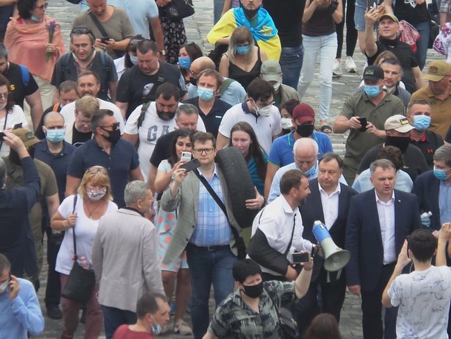 Прихильники Порошенка провели мітинг під Офісом президента 02