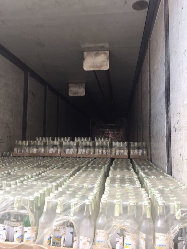 Налоговики изъяли на Ривненщине фальсифицированный алкоголь на 1,9 млн грн 02