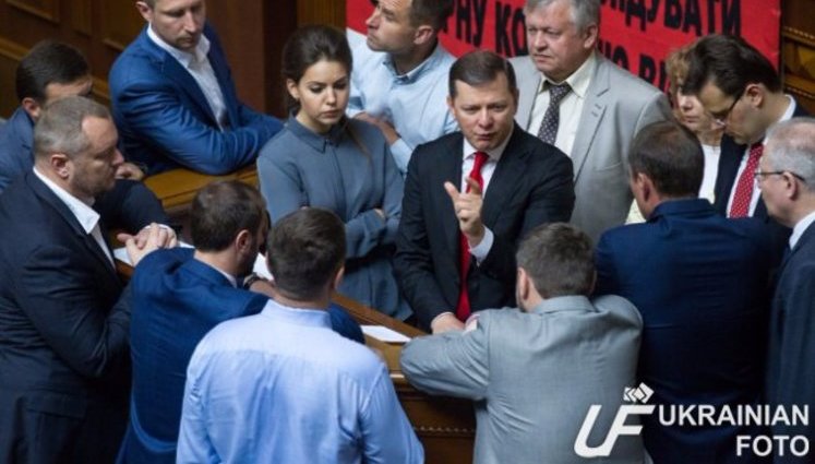 Депутати Радикальної партії заблокували парламентську трибуну. ФОТОрепортаж