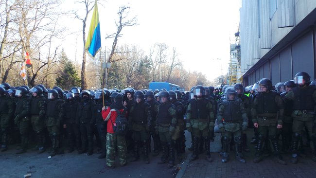 Митингующие против рынка земли установили под Радой палатки 05