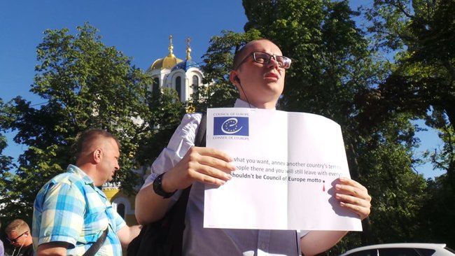 Страсбург-2019 = Мюнхен-1938 - активісти в Києві пікетували посольства країн, делегації яких повернули РФ в ПАРЄ 01