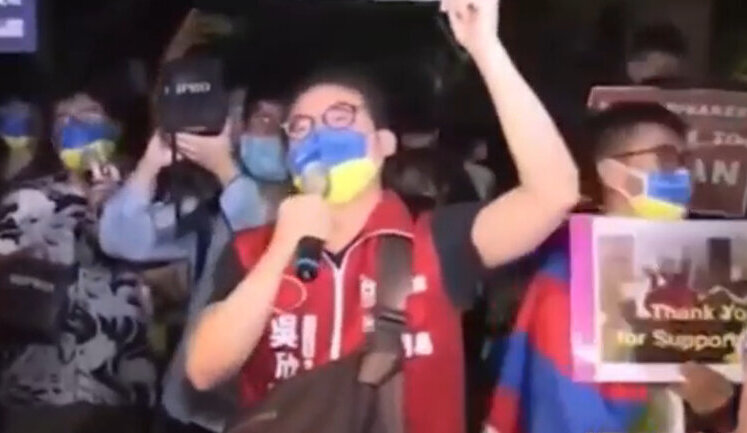 Пелосі на Тайвані зустрічають в кольорах України. ВIДЕО