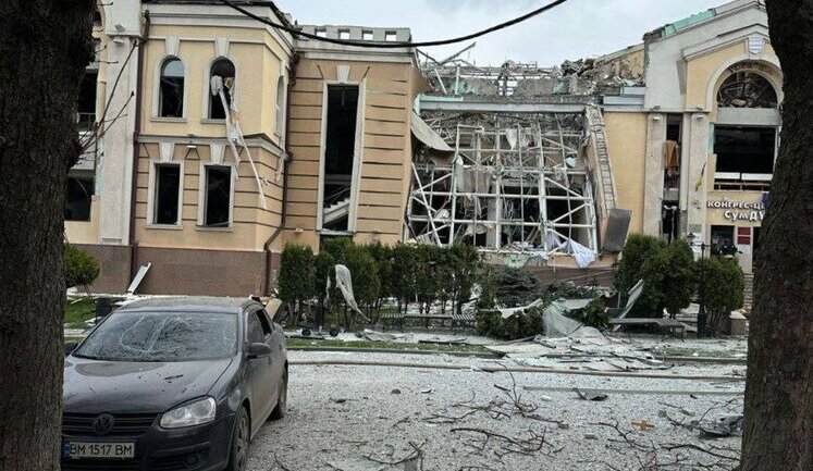 Наслідки удару балістикою по центру Сум. ФОТОрепортаж