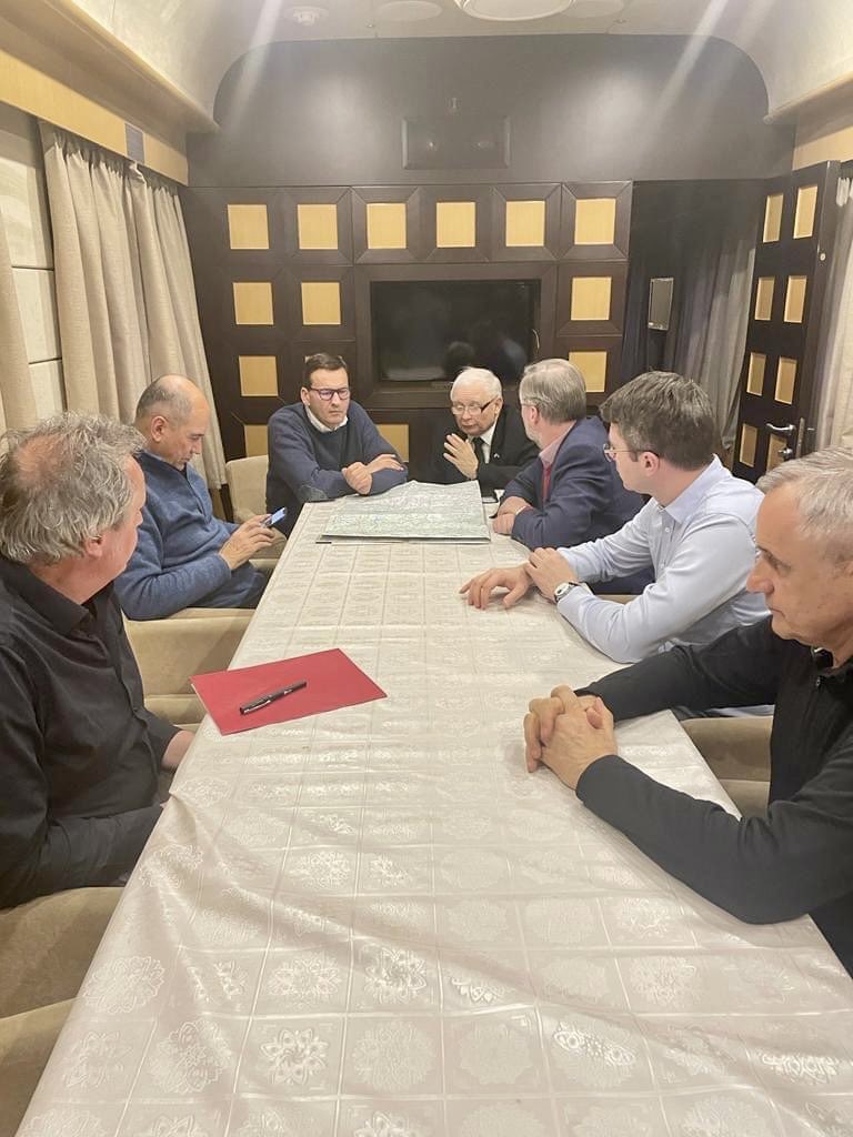 У зруйнованому війною Києві твориться історія: Премєри Польщі, Чехії та Словенії зустрілися у столиці України 02
