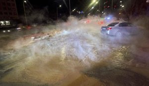 Прорыв труб произошел на проспекте Голосеевском в Киеве: затруднено движение транспорта. ФОТО