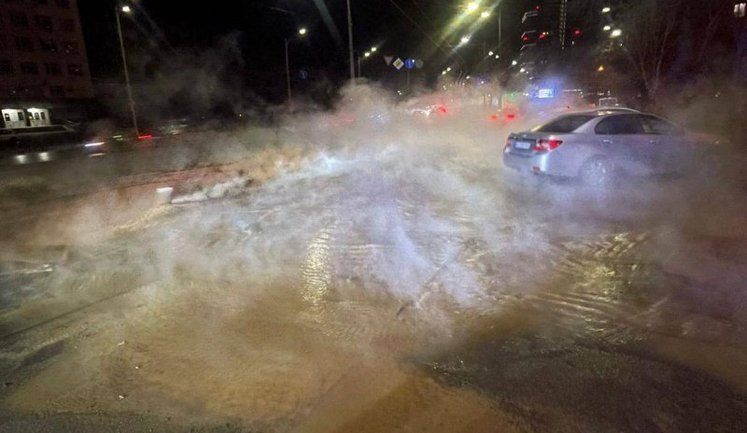 Прорыв труб произошел на проспекте Голосеевском в Киеве: затруднено движение транспорта. ФОТО