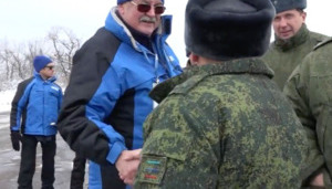 "Привіт, дорогий!" Член спецмісії ОБСЄ обіймається з бойовиком "ЛНР" під час передачі тіл бійців ЗСУ. ВIДЕО