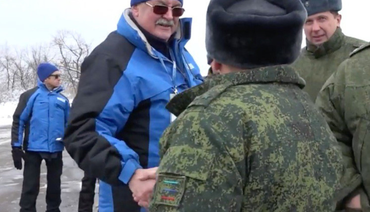 "Привіт, дорогий!" Член спецмісії ОБСЄ обіймається з бойовиком "ЛНР" під час передачі тіл бійців ЗСУ. ВIДЕО