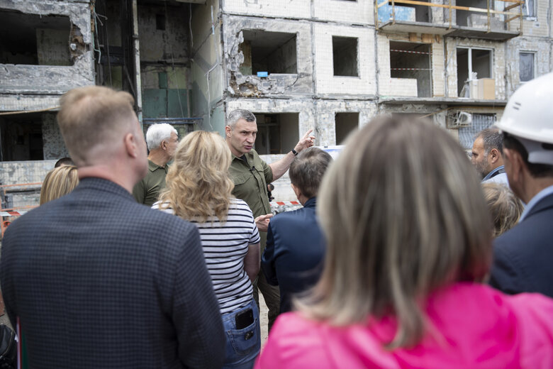 Плануємо завершити відновлення постраждалих від російських обстрілів будинків до початку опалювального сезону, - Кличко 01