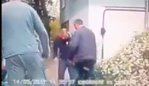 Момент избиения таксиста в Каменском с участием охранника Яроша. ВИДЕО