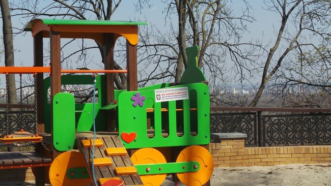 Сонячний і безлюдний: фото Києва на карантині 11