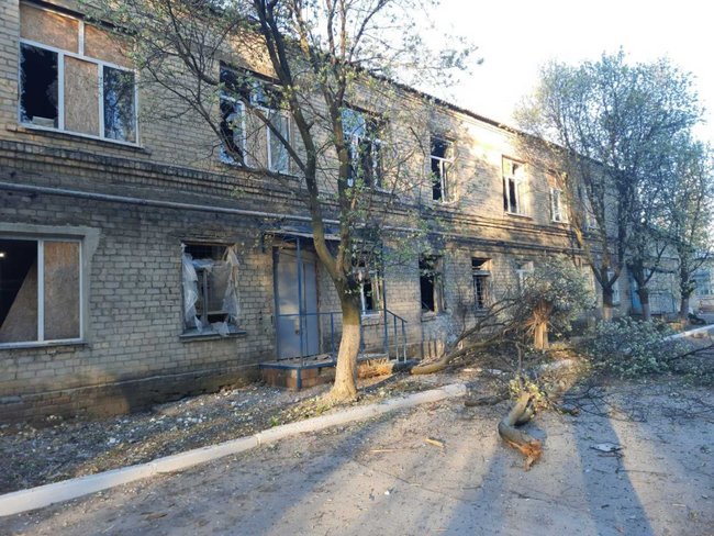 Occupiers shell frontline Krasnohorivka town, damaging a hospital 05