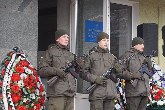 С погибшим на Донбассе воином 58-й ОМПБр Дмитрием Гринем простились в Шостке 02