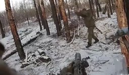 боєць тримає під прицілом окупанта який здається у полон