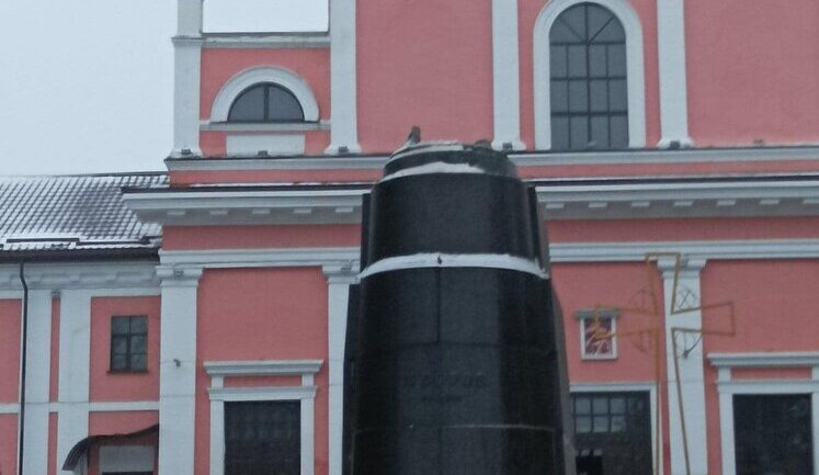 Пам’ятники Суворову й Пушкіну демонтували у Вінницькій області. ФОТОрепортаж