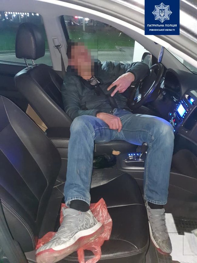 Пьяный водитель в Ривном попытался прикинуться спящим, чтобы полиция ушла 01