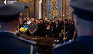 З пілотом F-16 Максимом Устименком, який загинув під час відбиття атаки РФ, попрощалися у Києві. ФОТОрепортаж