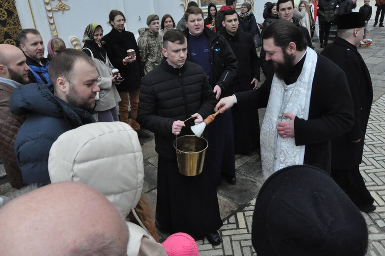 В Успенському соборі Києво-Печерської лаври освятили великодні паски 20