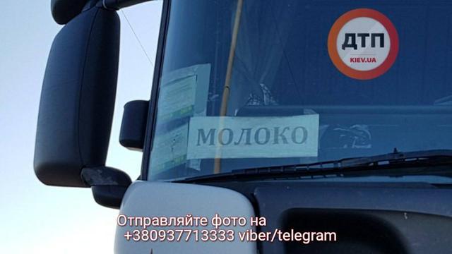 Смертельное ДТП на мосту Патона в Киеве: Porsche Cayenne влетел под фуру, пассажир погиб 07