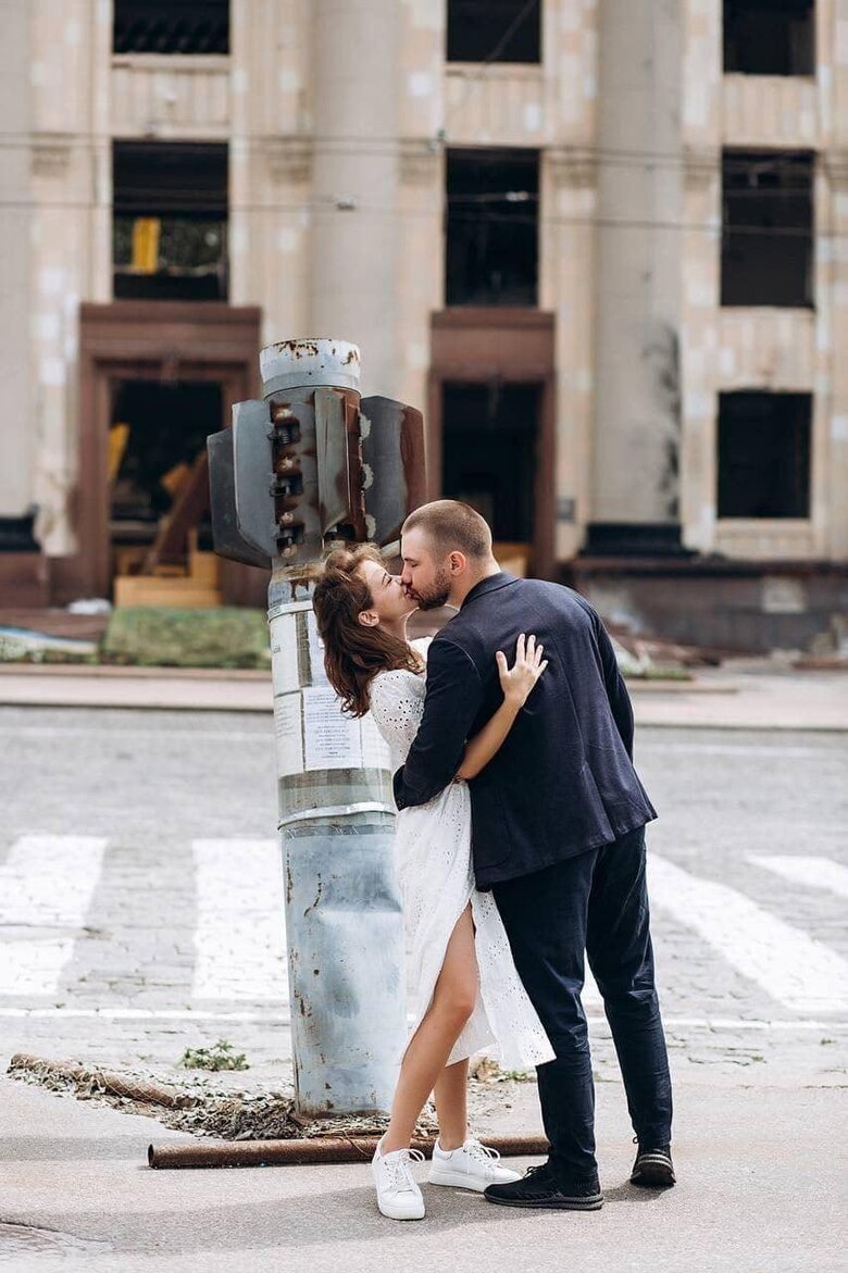 Свадьба во время войны: Харьковские молодожены позируют у российской ракеты 01