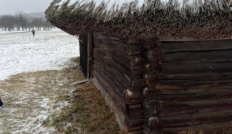 Уламки збитої ракети впали на територію музею в Пирогові. ФОТОрепортаж