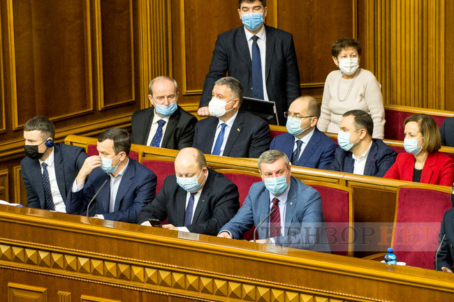 Мисягін у кріслі прем’єра, Яценко і Качура за колоною, краплі Кабанова і поцілунок слуг народу Марченко і Стефанчука, - робота ВР 18 грудня 15