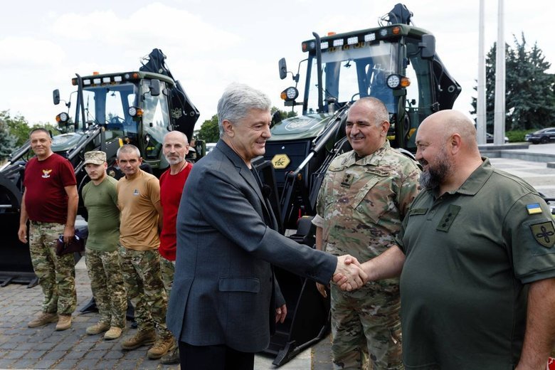 Порошенко передав військовим екскаватори, квадроцикли та техніку на 22 млн грн