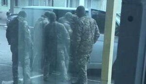 В Одесі співробітники військкомату під час вручення повістки затримують чоловіків та використовують автомобіль швидкої допомоги: призначено службові перевірки. ВIДЕО