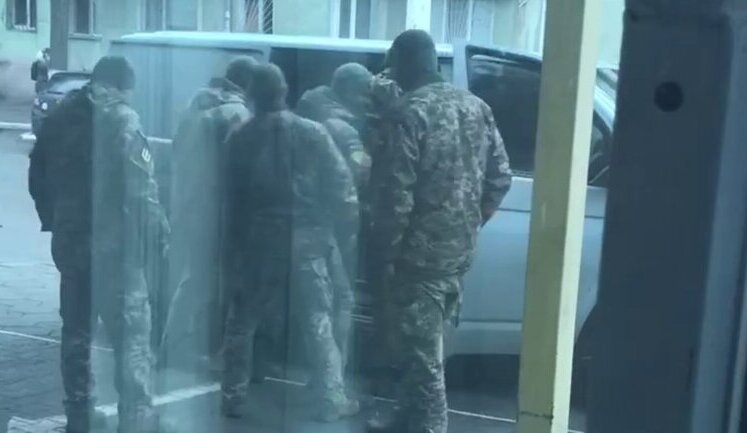 В Одесі співробітники військкомату під час вручення повістки затримують чоловіків та використовують автомобіль швидкої допомоги: призначено службові перевірки. ВIДЕО