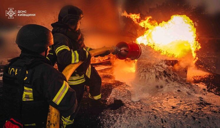 Ліквідовано масштабну пожежу на промисловому об’єкті у Борисполі, спричинену ударом РФ. ФОТОрепортаж