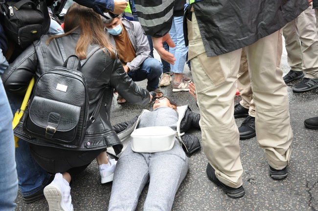 Руху ЛГБТ-маршу намагалася перешкодити жінка, яка лягла на асфальт і кричала про перетворення хлопчиків на геїв 20