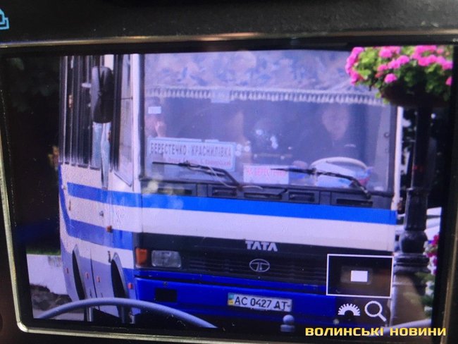 Man with bomb hijacks passenger bus in Lutsk, hostage alert announced in region 07
