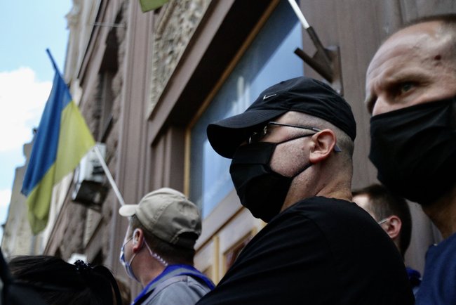 Після акції під ДБР багатотисячна хода попрямувала до Печерського суду на підтримку Порошенка і проти політичних репресій 37