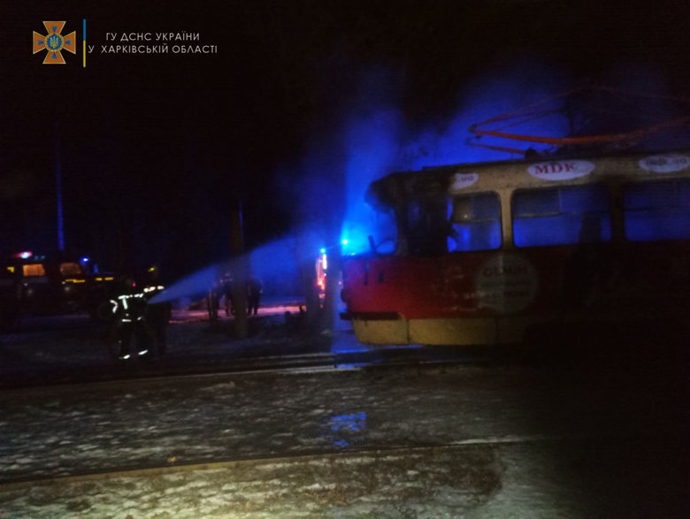 В Харькове во время движения загорелся трамвай, горела кабина водителя и салон, - ГСЧС 02