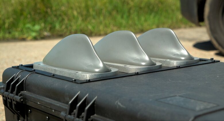 Для захисту бронетехніки від дронів-камікадзе, включно з Ланцетами, в Україні розроблено компактний РЕБ Piranha 01 Для захисту бронетехніки від дронів-камікадзе, включно з Ланцетами, в Україні розроблено компактний РЕБ Piranha 01