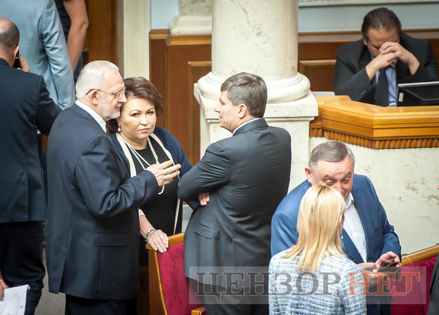 Ажіотаж у ложі Кабміну, запрошення Ляшка Новинському і Савченко, яка читає про націоналізм: як минув робочий день у Раді 15 Ажіотаж у ложі Кабміну, запрошення Ляшка Новинському і Савченко, яка читає про націоналізм: як минув робочий день у Раді 15