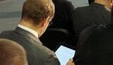Юрист БЮТ Власенко во время выступления Тимошенко читал про &amp;quot;почки-листочки&amp;quot;... ФОТОрепортаж.