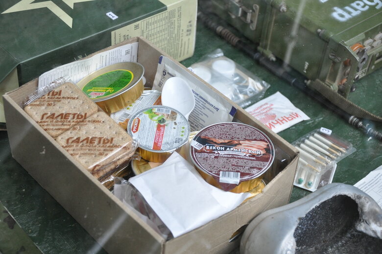 Кресло-катапульта, образцы снарядов и личные вещи рашистов: На Андреевском спуске открылась благотворительная выставка Спротив-2022 84 Кресло-катапульта, образцы снарядов и личные вещи рашистов: На Андреевском спуске открылась благотворительная выставка Спротив-2022 84