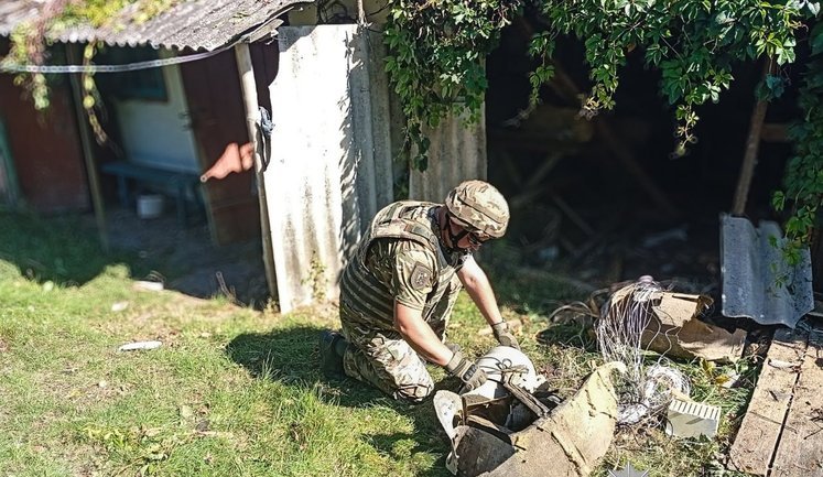 Вибухотехніки Чернігівщини знешкодили бойові частини збитих ворожих безпілотників. ФОТОрепортаж