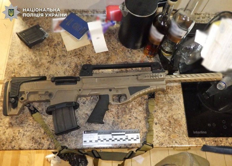 Чоловік із автоматом ходив по столичному ЖК: його затримано