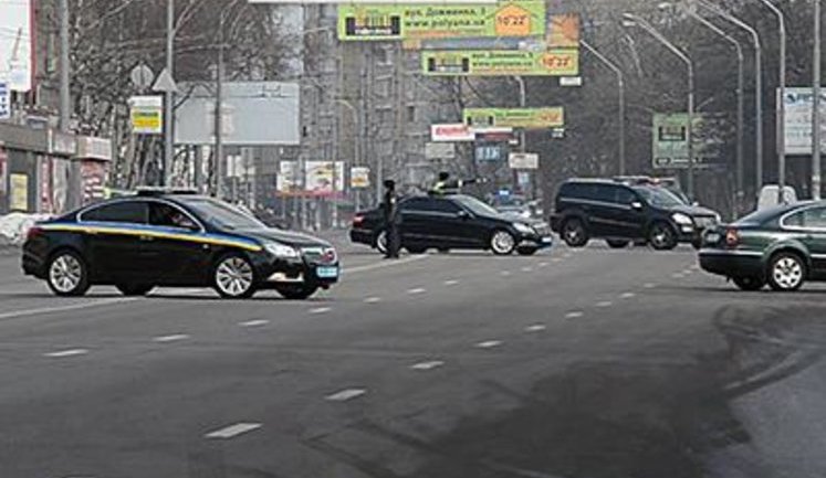 Сотни охранников в форме и в гражданском защищали Януковича во время "Диалога со страной". ВИДЕО