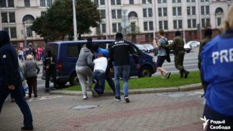 Білоруси вийшли на протести після вчорашніх затримань студентів всередині вишу: демонстрантів затримують. ВІДЕО+ФОТОрепортаж